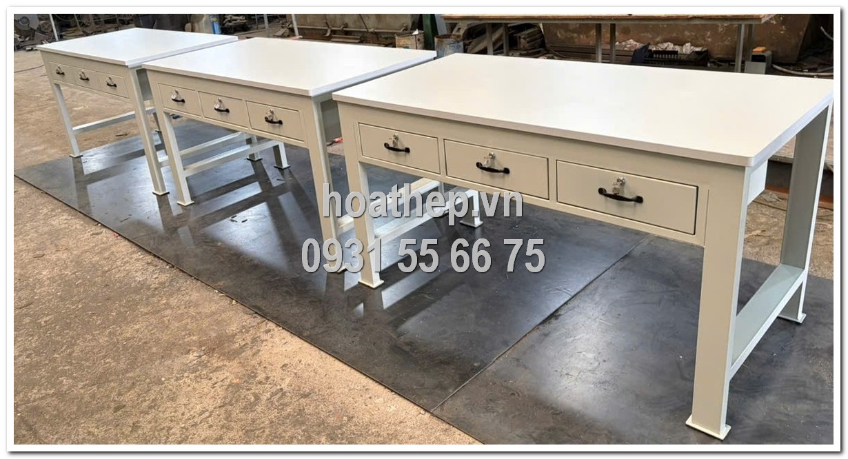 bàn thao tác 3 ngăn kéo, bàn thao tác công nghiệp, bàn làm việc 3 ngăn kéo, bàn thao tác khung thép hộp 40x80 mặt bàn MFC 25mm, bàn thao tác màu xám sơn tĩnh điện, bàn thao tác kích thước 1530x770x850, bàn thao tác xưởng cơ khí
