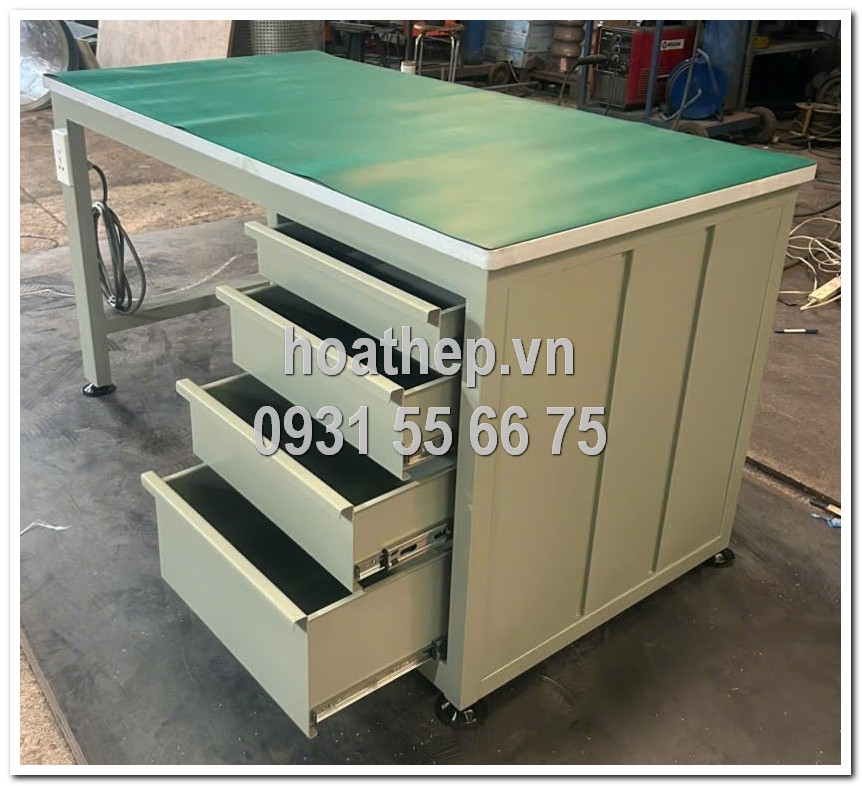bàn thao tác chống tĩnh điện, bàn làm việc chống tĩnh điện, mặt bàn phủ cao su chống tĩnh điện, bàn thao tác có ổ cắm điện, bàn thao tác 1550x680x810 tủ chứa vật tư 4 ngăn, bàn thao tác sơn tĩnh điện xám, bàn thao tác có tăng đơ chân bàn